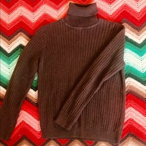Fall brown turtleneck,worn twice, good condition.